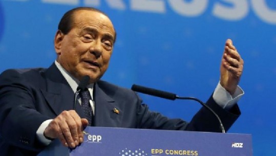 Silvio Berlusconi rrëzohet aksidentalisht në kongres duke bërë 'selife' 
