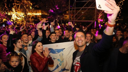 Qindra të rinj festojnë çmimin për Tiranën/ Veliaj: Macron bëri thirrje që projekti i të rinjve të mos ngelet i burokratëve! (VIDEO)