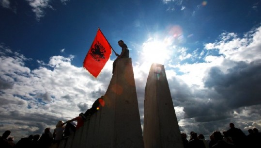 Mali i Zi miraton ligjin për simbolet kombëtare, çfarë parashikohet për flamurin shqiptar