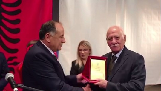 Reshat Arbana shpallet 'Qytetar Nderi' i Tropojës: Është një detyrim i madh, do përpiqem ta shpërblej(VIDEO)