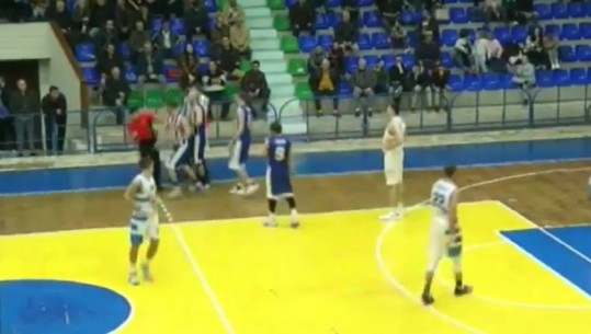 Skandali/ Basketbollisti i Tiranës rreh arbitrin me shpulla e grushte derisa e shtrin në tokë (VIDEO)