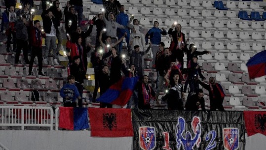 Tifozët irritohen pas ikjes së dritave në ndeshjen Vllaznia-Teuta, thirrje “Rama ik” 
