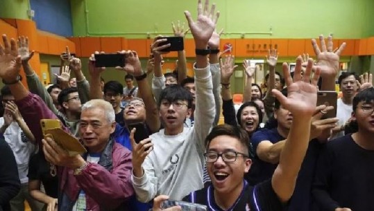 Zgjedhjet në Hong Kong, protestuesit pro demokracisë shkatërrojnë frontin pro-Pekinit, Lam: Do dëgjojmë me përulësi qytetarët