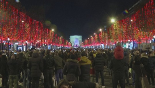 Nis festa, Parisi ndez dritat e kuqe të Krishtlindjeve në Champs-Elysee (FOTO)
