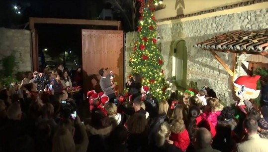 3, 2, 1...Ndizen dritat e Pemës së Vitit të Ri te Kalaja e Tiranës (VIDEO)
