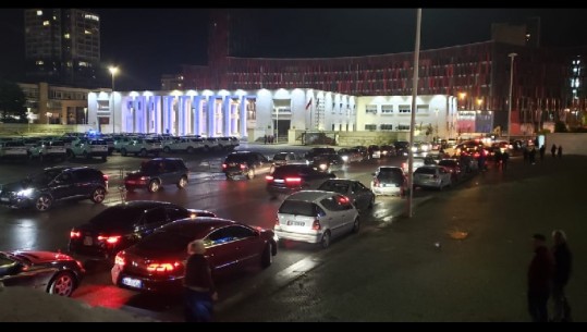 E gjithë Tirana në rrugë....Panik nga tërmeti që shkundi Shqipërinë (VIDEO)