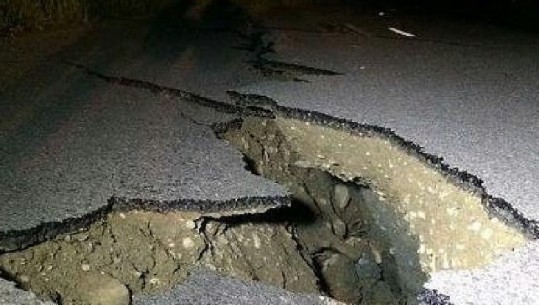 FOTOT - Dëmet nga tërmeti në Tiranë dhe Durrës...Mure të rënë nga lartësitë...Në Lushnje çahet asfalti