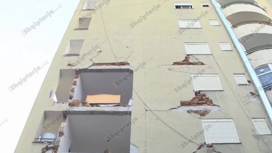 Tërmeti 'hap një derë' në një pallat në Durrës (VIDEO-FOTO)