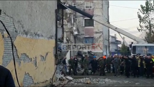 Bie tërmet teksa kërkonin për të mbijetuar, ushtarët dhe banorët ikin me vrap (VIDEO)