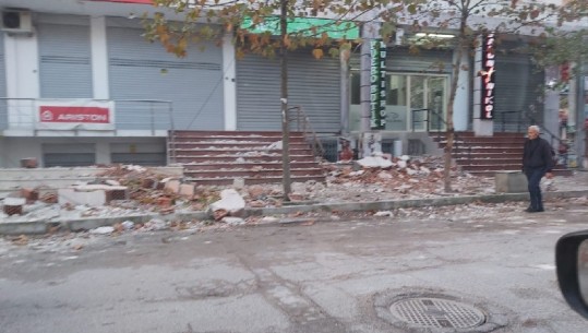 Dëmet në Tiranë, pjesa anësore e një pallati pranë Drejtorisë së Policisë u shemb mbi trotuar