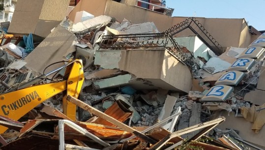 Durres, kërkuan ndihmë me celular/ Vëllezërit kosovarë gjenden pajetë nën rrënojat e 'Hotel Tropikal'  (VIDEO)