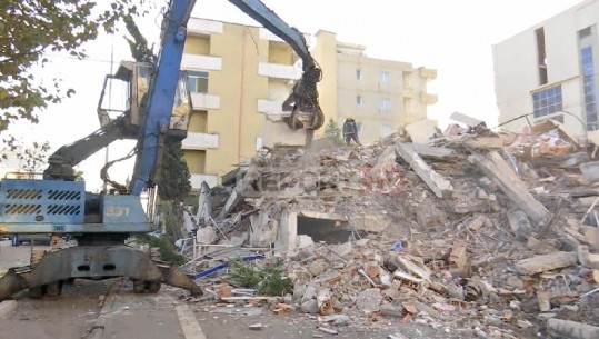 Policia vijon kërkimet në hotel 'Mia Mare' në Durrës, dyshohet për persona të mbetur nën rrënoja (VIDEO)