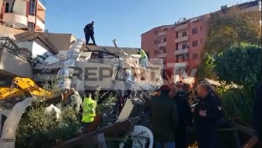 Bëhen të gjallë dy kosovarët nën rrënojat e 'Hotel Tropikal' në Durrës, i dërgojnë mesazhet vëllait të tyre