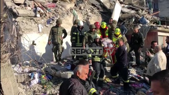 'Shyqyr o zot...', momenti kur gruaja nxirret nga rrënojat në Thumanë, shpëtohet edhe një burrë! Një tjetër gjendet i pajetë (VIDEO)