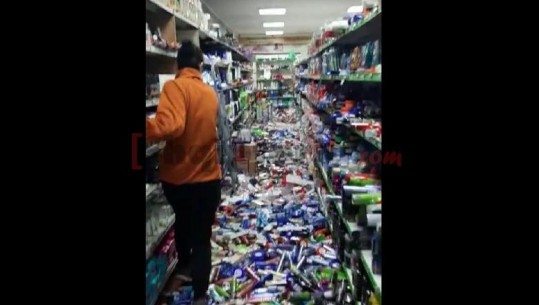 Gjithçka përtokë, tërmeti përmbys produktet brenda supermarketit në Tiranë (VIDEO)
