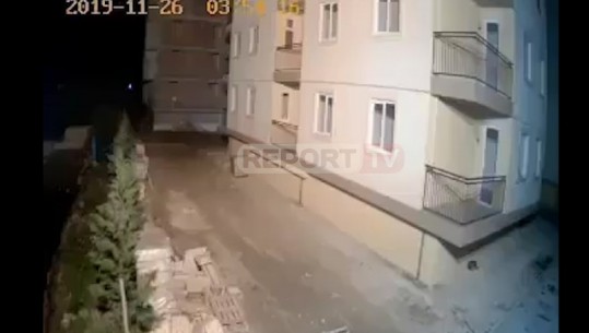 Qeni ndjen pak sekonda më herët tërmetin, shikoni si tundet pallati në Shëngjin (VIDEO)