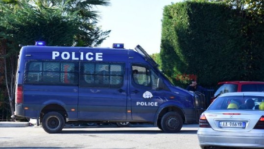 Forcat e ushtrisë dhe policisë së Kosovës arrijnë për ndihmë në Durrës