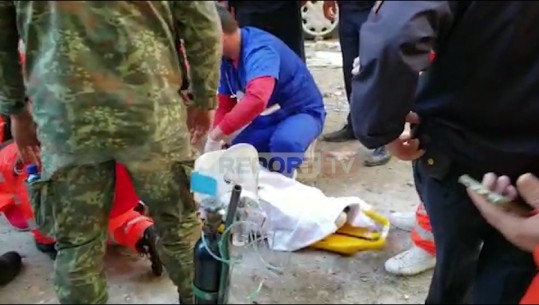 Pallati fundoset dy kate nën dhe/ Zjarrfikësit e Vlorës shpëtojnë gruan (VIDEO)