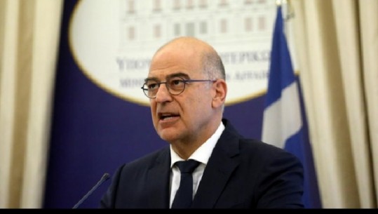 Ministri grek me origjinë shqiptare zbarkon në Tiranë pas tërmetit tragjik 