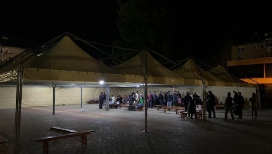 Ngrihen çadra strehimi në gjimnazin e Laçit dhe në shkollën 'Migjeni' në Mamurras