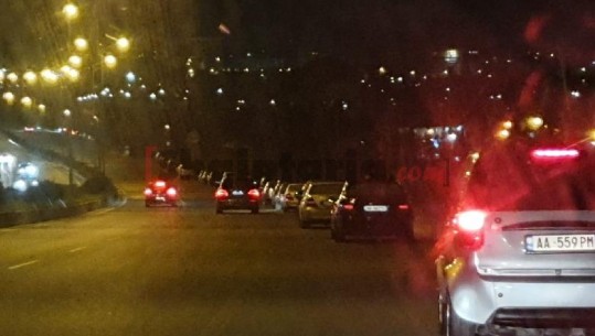 Frikë nga një lëkundje tjetër, disa qytetarë në Tiranë vendosin ta kalojnë natën në makina    
