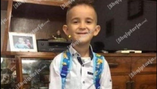 U nxor para se pallati të shembej, 7-vjeçari humb kontaktet me familjet...Prej orësh nëna e plagosur në kërkim të djalit  (FOTO)