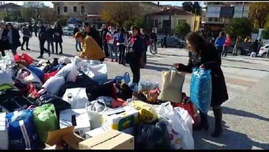 Veshje, ushqime e para, korçarët bëhen bashkë dhe mbledhin ndihma për të prekurit nga tërmeti (VIDEO)