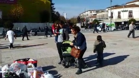 GJESTI prekës në Korçë, nëna e re heq fëmijën e saj nga karroca për t'ia dhuruar të prekurve nga tërmeti (VIDEO)