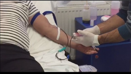 Sarandjotët dhurojnë gjak për të plagosurit nga tërmeti (VIDEO)