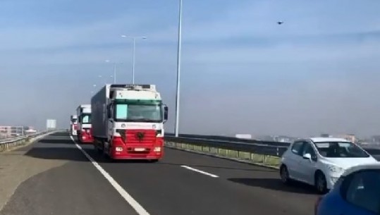 Prodhuesit e Kosovës nisin kamionët me ndihma për të prekurit nga tërmeti në Shqipëri (VIDEO)