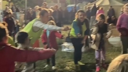 'Një sardele, dy sardele'...momenti më i bukur me fëmijët pas momentit të tmerrshëm të tërmetit (VIDEO)