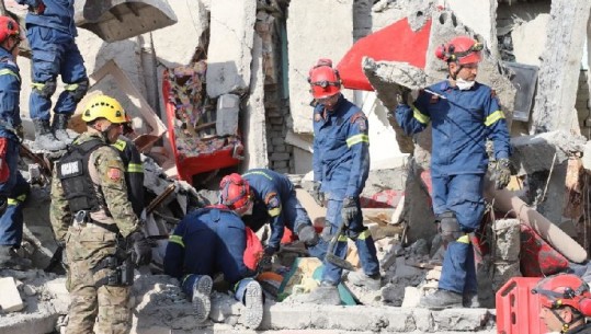Nxirren të gjithë personat nga rrënojat në pallatin 6 katësh në Durrës, ekipet e shpëtimit mbarojnë operacionin