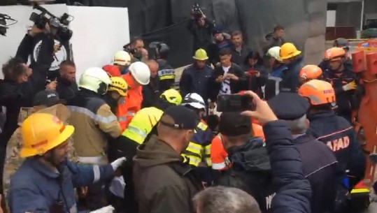  Nxirret i pajetë një 41-vjeçar nga rrënojat e hotel 'Mira Mare' në Durrës (VIDEO)