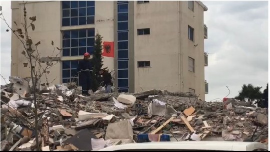 Mbyllet kërkimi tek hotel 'Mira Mare' në Durrës, sipër rrënojave vendoset flamuri shqiptarë (VIDEO)