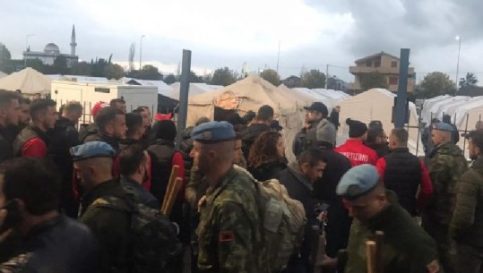 Futbollistët e Partizanit vizitojnë kampin e banorëve në Thumanë