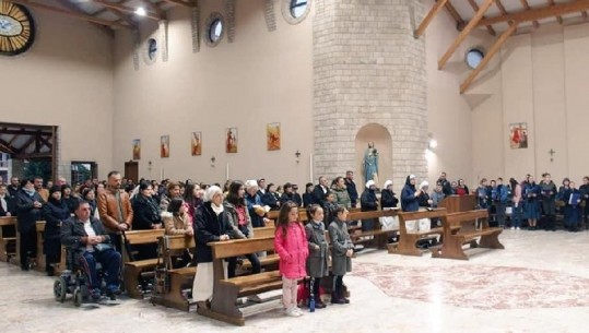 Lutje dhe qirinj për viktimat e tërmetit në katedralen e Rrëshenit