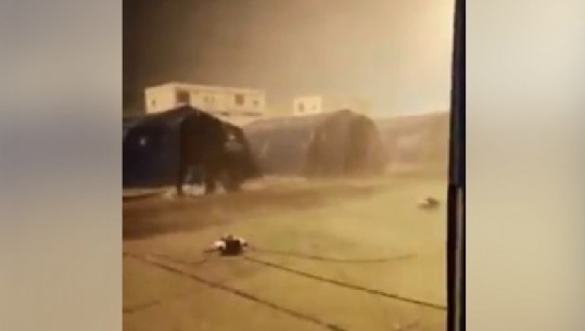 NDIHMAT/ Natë e vështirë me shi e shtrëngata për të strehuarit në çadra, Mbrojtja civile italiane: Vazhdojmë përpara pa frikë