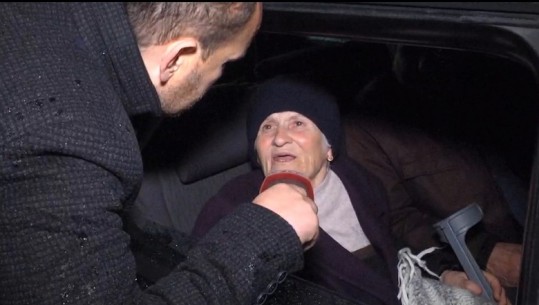 Banorët e Durrësit flenë në makinë/ 75-vjeçarja prek me fjalët e saj: Në moshë të madhe jemi, por jeta t'u dhimbska shumë 