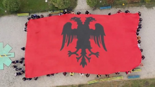 “Mbahu Shqipëri, se nuk thyhesh dot Ti!” Nxënësit nga Tetova mesazh prekës  (VIDEO)