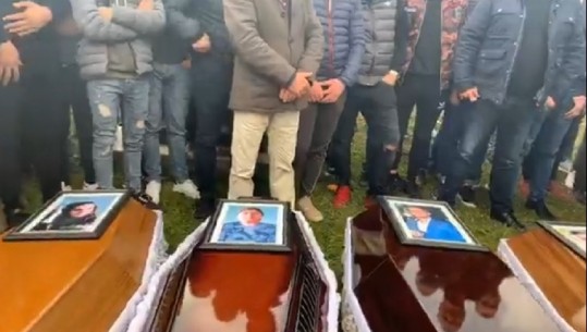 Besimtarët falin xhenazet e familjes Cara e Greku para varrosjes në Thumanë (VIDEO)