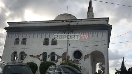 Tërmetit nuk i shpëton as xhamia e Thumanës, besimtarët falën në oborr (VIDEO)