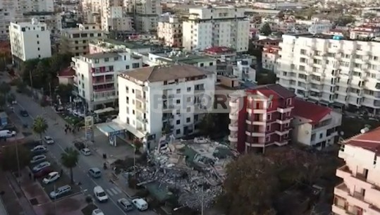 ME DRON/ Rrethuar nga pallate pa asnjë dëmtim, ja si u shkërrmoq hoteli 'Tropikal' ku vdiqën vëllezërit kosovarë (VIDEO)