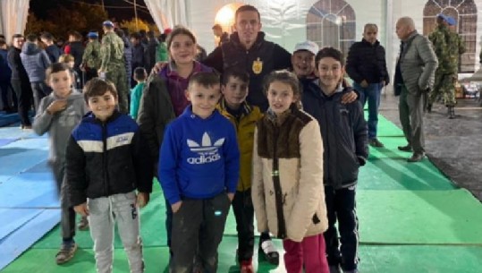 'Bëhu e fortë Shqipëri!', futbollisti Asani argëton vogëlushët në çadra