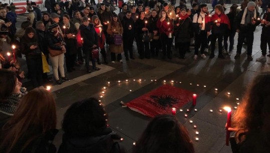 Me zemrën e ndërtuar nga qirinjtë dhe në mes të flamurin shqiptar, ndizen qirinj në 'Piazza Duomo'