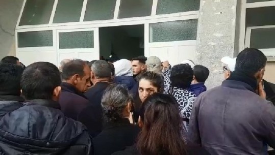 Banorët e Durrësit në radhë për të marrë ndihma tek 'Pallati i Sportit'