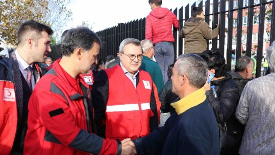 Delegacioni i Gjysmëhënës së Kuqe Turke në terren, maune me ndihma nga Turqia