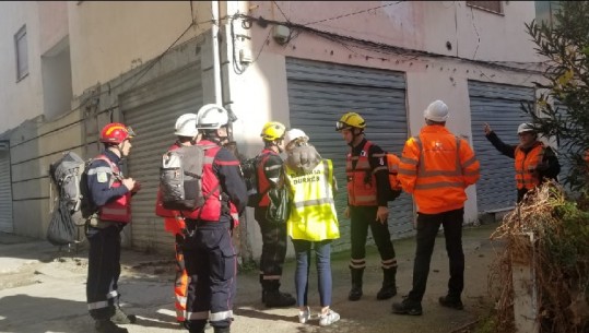 Durrës, stafi i inxhinierëve me zjarrfikësit francezë në terren për identifikimin e banesave në lagjen 5