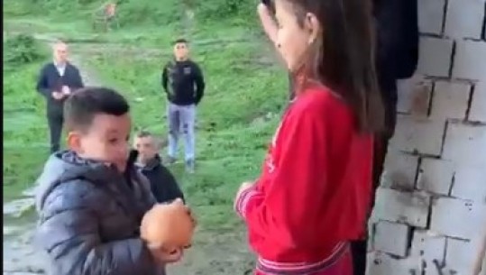 Vogëlushi Ajki dhuron derrkucin prej balte me kursime për familjen e prekur nga tërmeti
