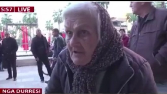 Iu shemb banesa/ Ironia e të moshuarës në rradhet te bashkia e Durrësit: Pres te martohem! (VIDEO)