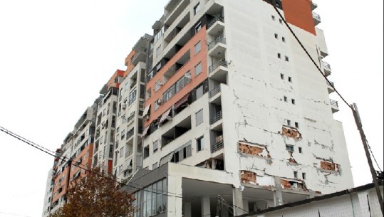 Durrës, u ndërtua dy vite më parë, shikoni si është shkatërruar pallati (VIDEO)